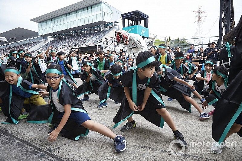 Lewis Hamilton, Mercedes AMG F1 con j&oacute;venes fans