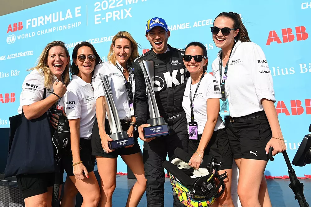 El ganador de la carrera, Edoardo Mortara, Venturi Racing, celebra con su equipo en el podio