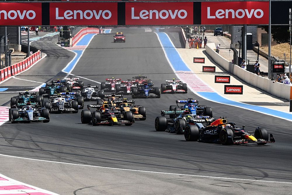 Arrancada: Max Verstappen, Red Bull Racing RB18, Lewis Hamilton, Mercedes W13, Sergio Pérez, Red Bull Racing RB18, George Russell, Mercedes W13