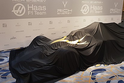 Haas-Präsentation: 2019er-Lackierung weckt Erinnerungen an JPS-Lotus