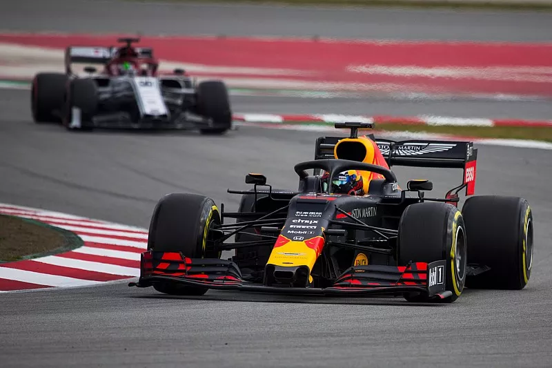 Pierre Gasly, Red Bull Racing RB15, devant Antonio Giovinazzi, Alfa Romeo Racing C38 