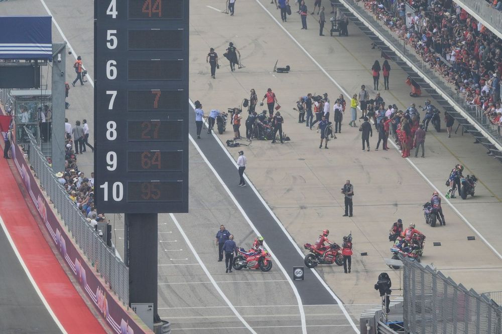 Race delayed due to wet weather