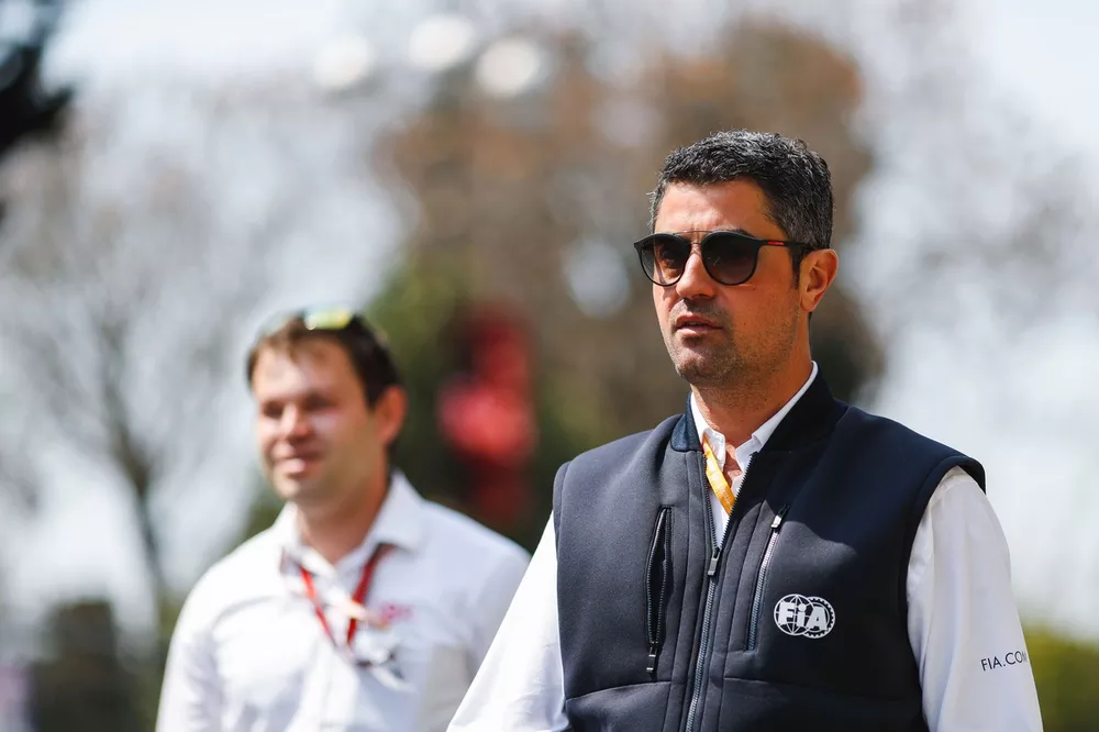 Michael Masi, director de carrera, y oficiales de la FIA caminan la pista