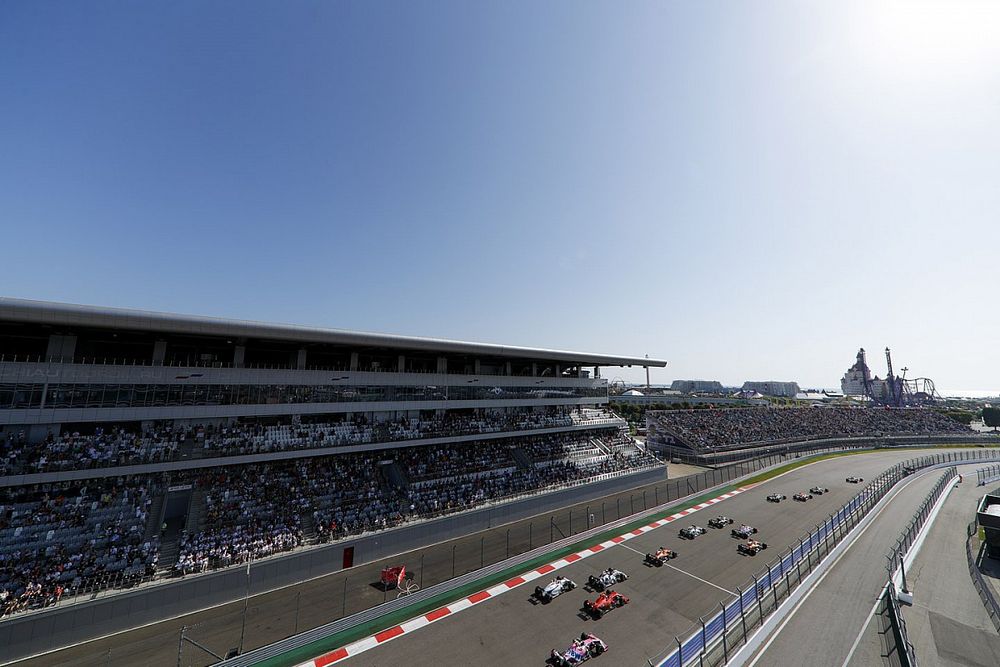 Lewis Hamilton, Mercedes F1 W11 Max Verstappen, Red Bull Racing RB16, Valtteri Bottas, Mercedes F1 W11 al inicio