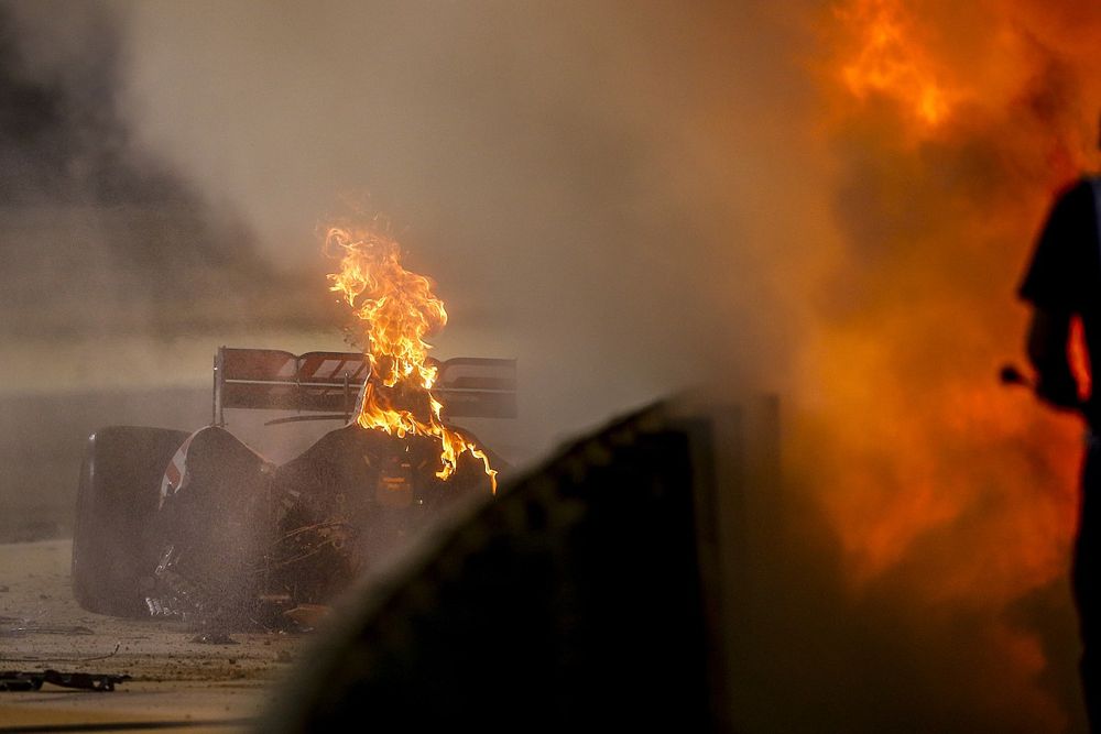 Oficiales de pista apagan el fuego del monoplaza de Romain Grosjean, Haas VF-20