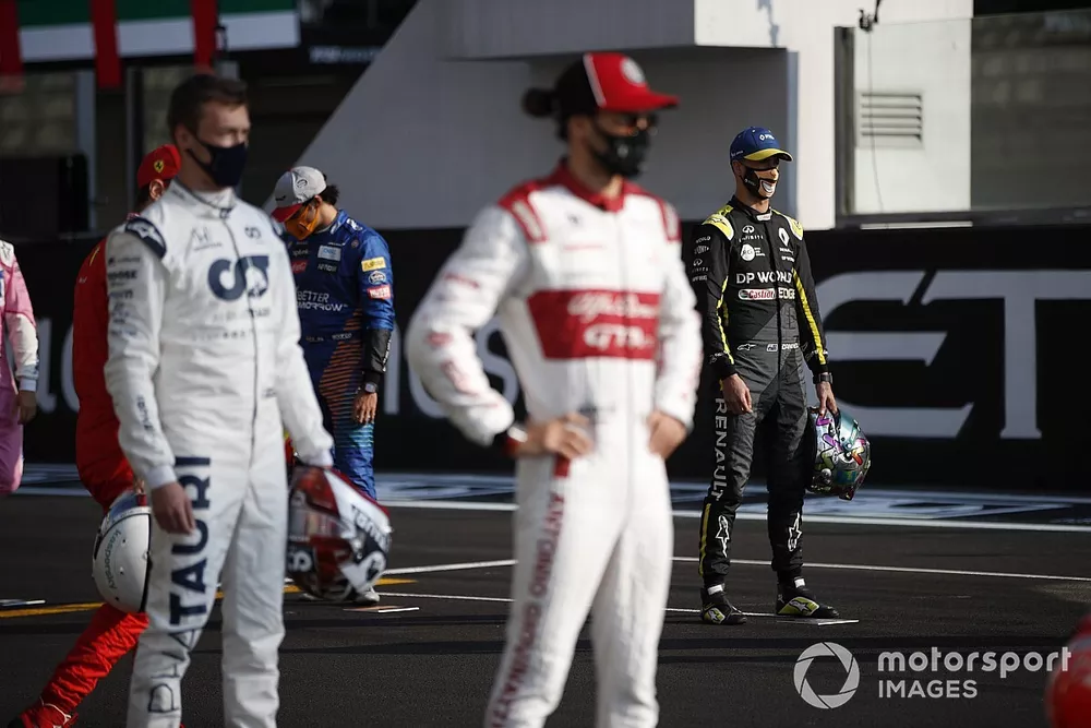 Daniel Ricciardo, Renault F1, on the grid for the end of season photo