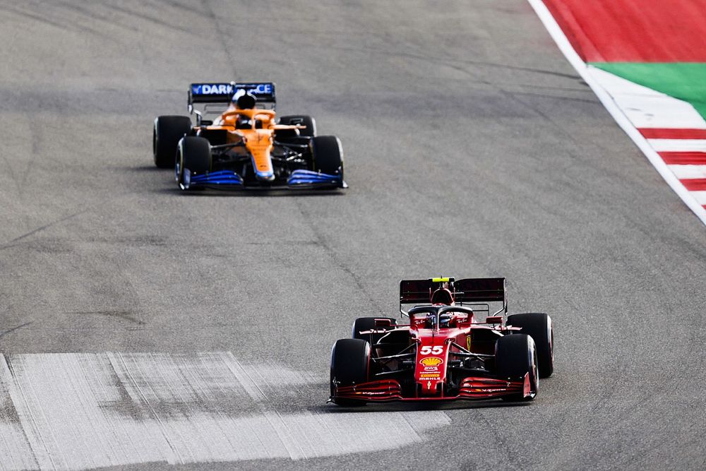 Carlos Sainz Jr., Ferrari SF21, Daniel Ricciardo, McLaren MCL35M