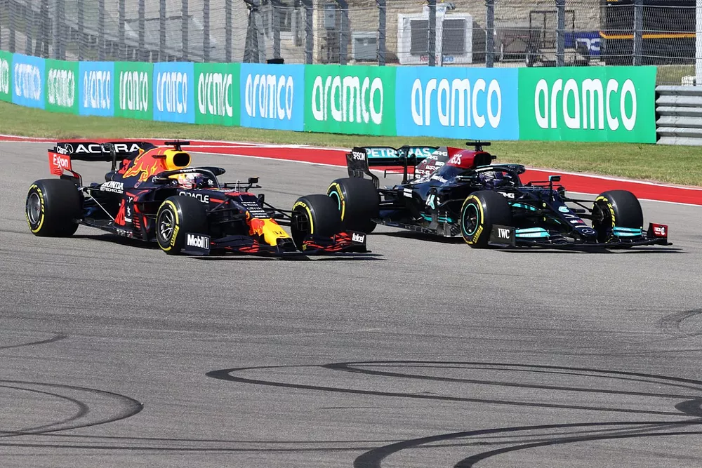 Max Verstappen, Red Bull Racing RB16B, se bat avec Lewis Hamilton, Mercedes W12, au d&eacute;part