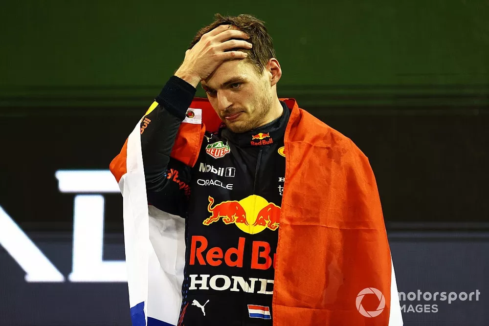 Podio: ganador de la carrera y campe&oacute;n del mundo de pilotos de F1 2021, Max Verstappen, Red Bull Racing