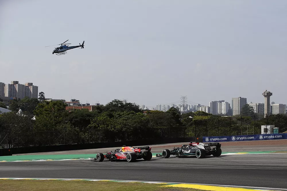 Max Verstappen, Red Bull Racing RB16B, se bat avec Lewis Hamilton, Mercedes W12