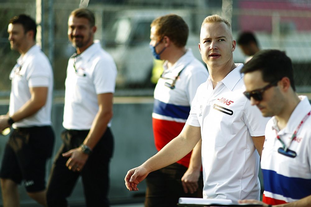 Nikita Mazepin, Haas F1, walks the track with members of his team