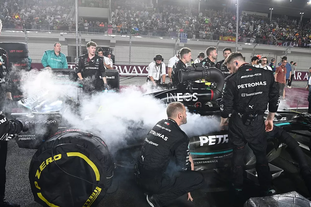 Mec&aacute;nicos en la parrilla con el coche de Lewis Hamilton, Mercedes F1 W14