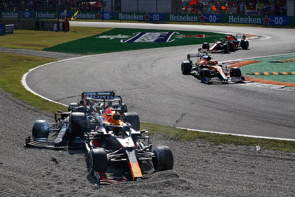 Lando Norris, McLaren MCL35M, Sergio P&eacute;rez, Red Bull Racing RB16B, y los coches de Max Verstappen, Red Bull Racing RB16B, y Lewis Hamilton, Mercedes W12