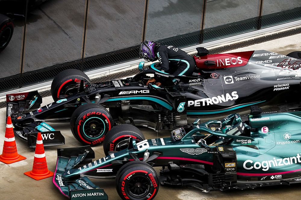 Lewis Hamilton, de Mercedes, llega al Parc Ferme tras la clasificaci&oacute;n