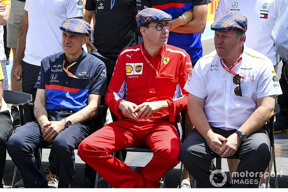 Franz Tost, director del equipo, Toro Rosso, Mattia Binotto, director del equipo Ferrari, y Zak Brown, director ejecutivo de McLaren, se unen a los pilotos y a otros en el uso de gorras planas para celebrar el reciente cumpleaños de Sir Jackie Stewart, 3 veces campeón de F1