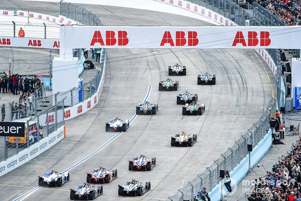The start with S&eacute;bastien Buemi, Nissan e.Dams, Nissan IMO1, leading Stoffel Vandoorne, HWA Racelab, VFE-05, Lucas Di Grassi, Audi Sport ABT Schaeffler, Audi e-tron FE05, Gary Paffett, HWA Racelab, VFE-05, Daniel Abt, Audi Sport ABT Schaeffler, Audi e-tron FE05, Alex Lynn, Panasonic Jaguar Racing, Jaguar I-Type 3, Antonio Felix da Costa, BMW I Andretti Motorsports, BMW iFE.18, Jean-Eric Vergne, DS TECHEETAH, DS E-Tense FE19, Pascal Wehrlein, Mahindra Racing, M5 Electro, J&eacute;r&ocirc;me d'Ambrosio, Mahindra Racing, M5 Electro, Alexander Sims, BMW I Andretti Motorsports, BMW iFE.18, Oliver Rowland, Nissan e.Dams, Nissan IMO1, Sam Bird, Envision Virgin Racing, Audi e-tron FE05 