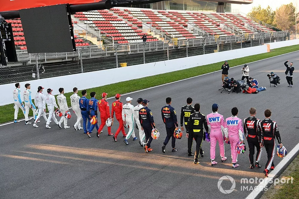 Los pilotos se alinean en la pista