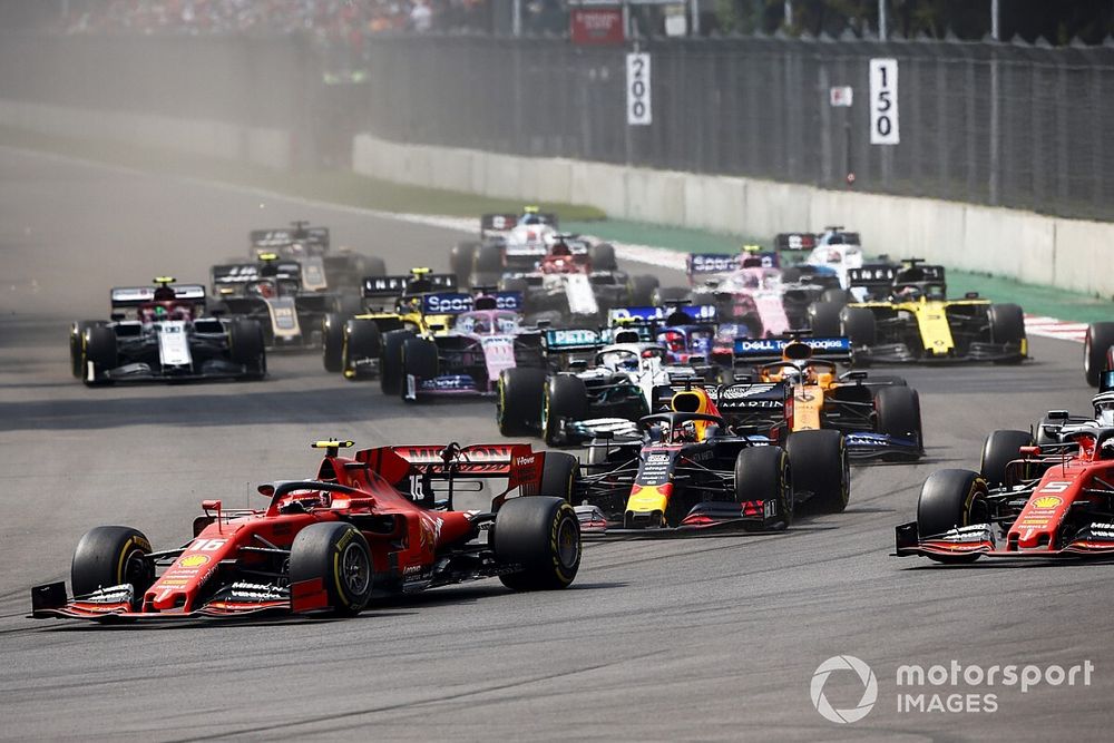 Charles Leclerc, Ferrari SF90, Sebastian Vettel, Ferrari SF90, Lewis Hamilton, Mercedes AMG F1 W10, Max Verstappen, Red Bull Racing RB15, Carlos Sainz Jr., McLaren MCL34, y el resto de la parrilla