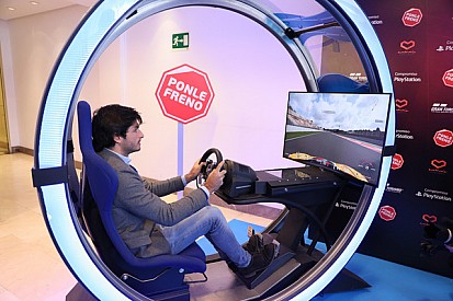 Vídeo: Carlos Sainz protagoniza la nueva campaña de PlayStation y Ponle Freno