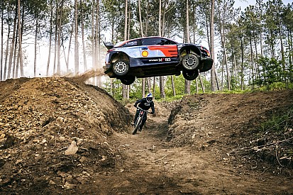 VIDEO: el reto entre una mountain bike y un WRC