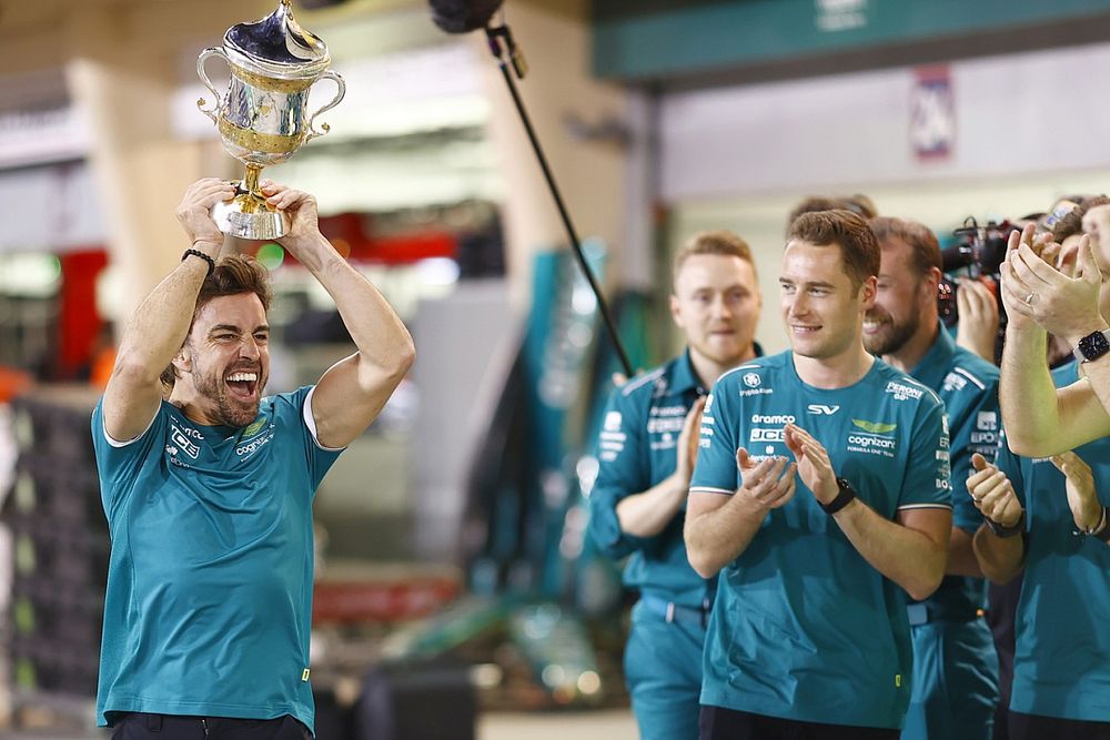 Fernando Alonso, Aston Martin F1 Team, 3ª posición, el equipo Aston Martin celebra tras la carrera