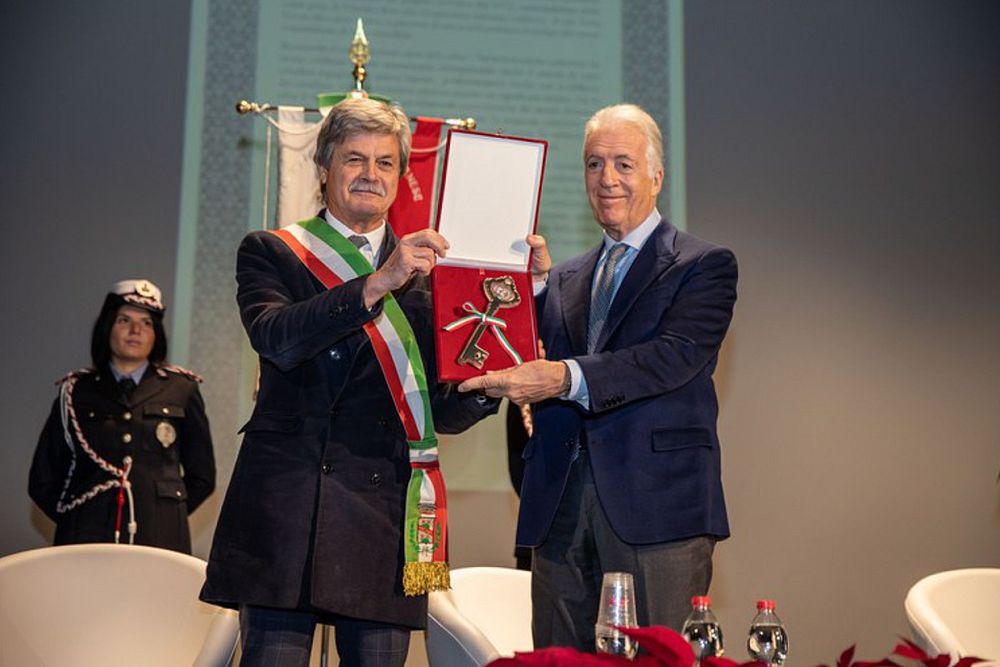 Piero Ferrari riceve le chiavi di Fiorano dal sindaco Tosi