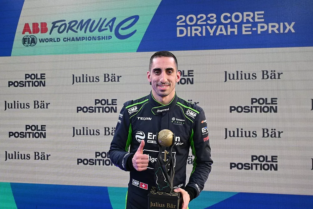 Sebastien Buemi, Envision Racing, con su premio Julius Baer a la pole position