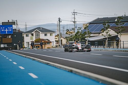 【動画】F1マシン、間近で見るとこんなに速いの!? 閑静な住宅街をレッドブル・ホンダ“ありがとう号”が爆走