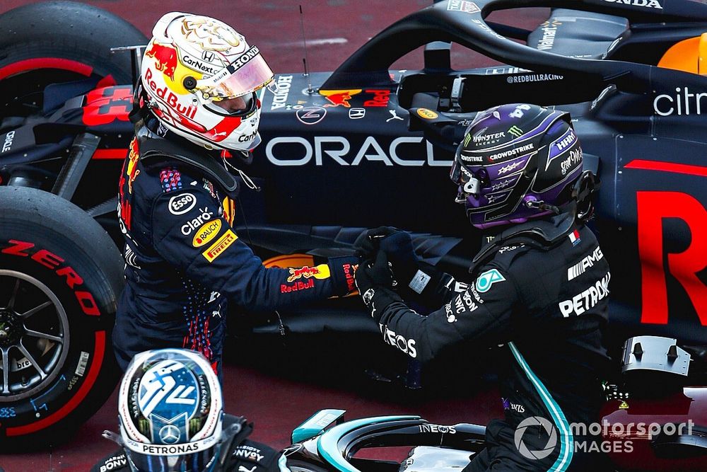 Max Verstappen, Red Bull Racing congratulates Pole Sitter Lewis Hamilton, Mercedes in Parc Ferme 