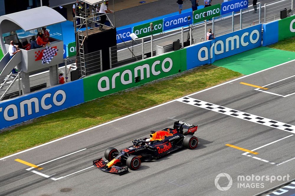 Max Verstappen, Red Bull Racing RB16B, segunda posición, cruza la bandera a cuadros