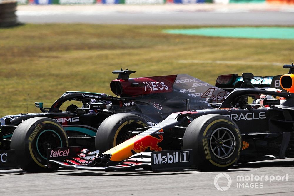 Lewis Hamilton, Mercedes W12, lucha con Max Verstappen, Red Bull Racing RB16B