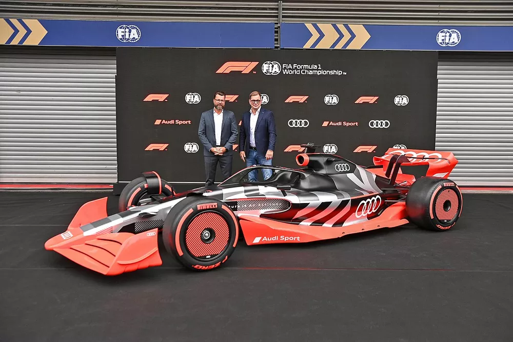 Oliver Hoffmann, Jefe de Desarrollo T&eacute;cnico de Audi Sport GmbH, con Markus Duesmann, Presidente del Consejo de Administraci&oacute;n de Audi AG, con el nuevo Audi Sport concept