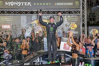 Kurt Busch, Larson’u arkasında tutarak heyecan verici Bristol’ü kazandı
