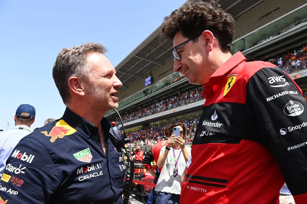 Christian Horner, director del equipo Red Bull Racing, Mattia Binotto, director del equipo Ferrari, en la parrilla