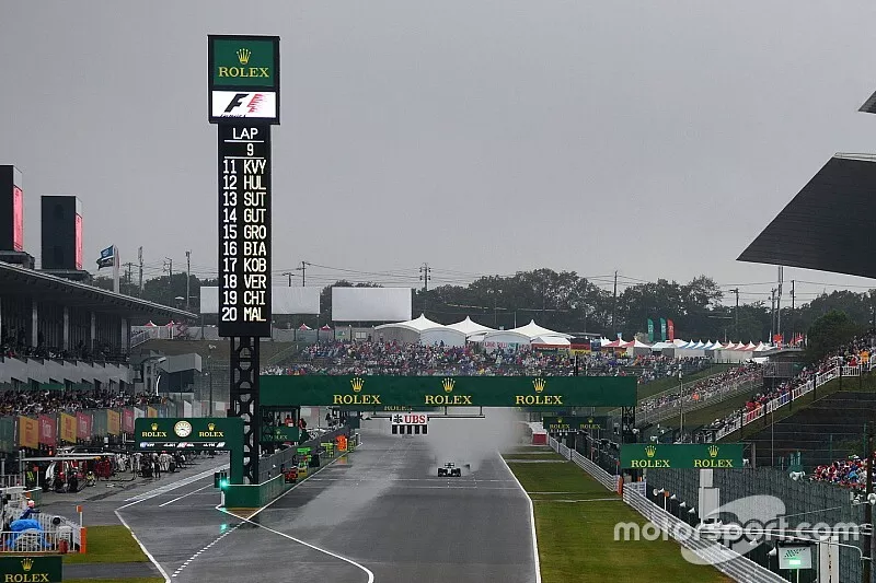  Nico Rosberg, Mercedes AMG F1 W05 leads Lewis Hamilton, Mercedes AMG F1 W05 at the start of the race