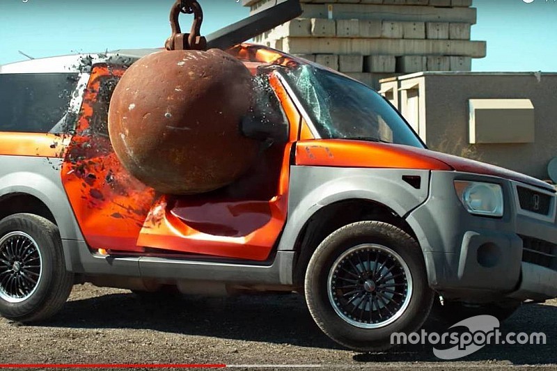 Vídeo: ¿Qué pasa cuando golpeas un coche con una bola de demolición?
