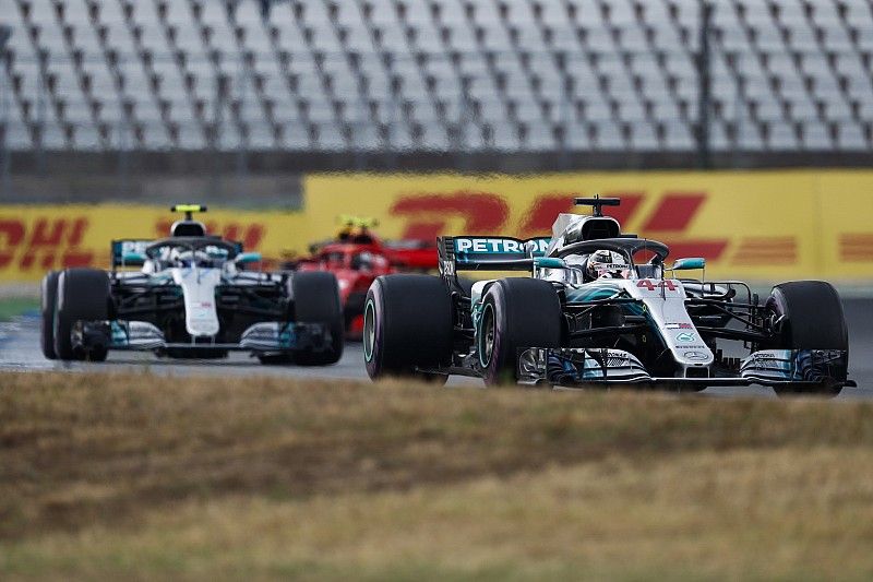 Lewis Hamilton, Mercedes AMG F1 W09, Valtteri Bottas, Mercedes AMG F1 W09, y Kimi Raikkonen, Ferrari SF71H