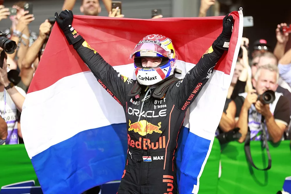 Max Verstappen, Red Bull Racing, primo posto, festeggia con una bandiera olandese al Parc Ferme