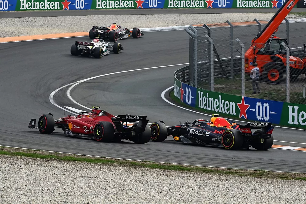 Carlos Sainz, Ferrari F1-75, Sergio P&eacute;rez, Red Bull Racing RB18