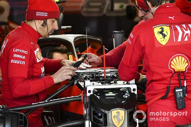 Mec&aacute;nicos de Ferrari trabajando en el garaje