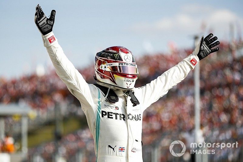 Ganador de la carrera Lewis Hamilton, Mercedes AMG F1 celebra en el Parc Ferme 