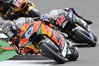 Ra&uacute;l Fern&aacute;ndez cae y Gardner se escapa tras ganar en Silverstone