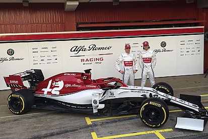 Hivatalosan is bemutatkozott az új F1-es Alfa Romeo: Räikkönen már a 2019-es szerelésben