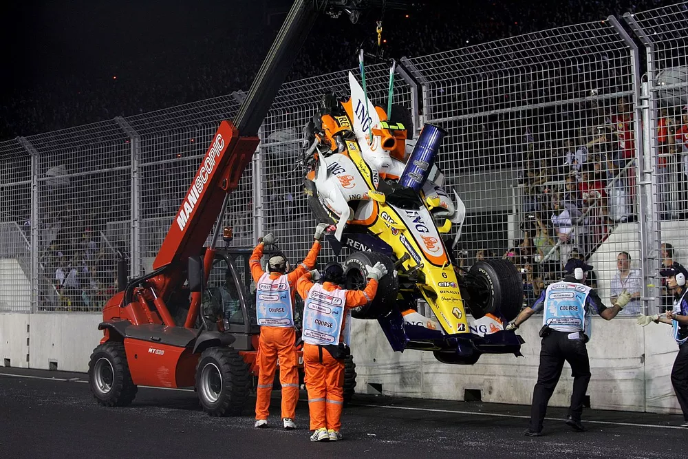 Nelson Piquet Jr., Renault F1 Team R28 crashes into the wall