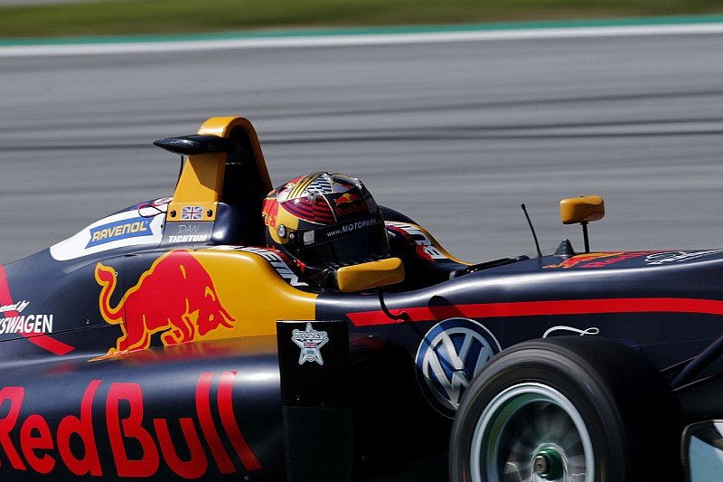 A svájci versenyzőnő inkább a Red Bull fejlesztési modelljét választaná a W Series ellenében