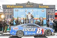 Kyle Busch gana en Fontana y Suárez es cuarto