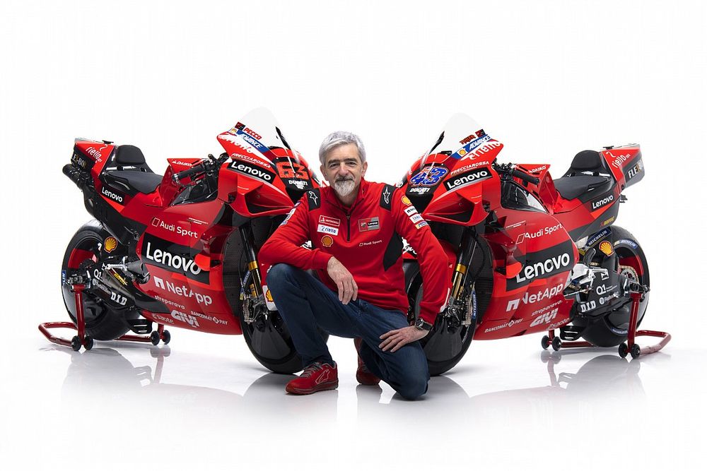 Gigi Dall'Igna, director general de Ducati Corse, con la Desmosedici GP21