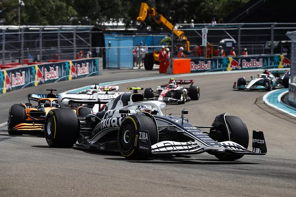 Yuki Tsunoda, AlphaTauri AT03, Daniel Ricciardo, McLaren MCL36