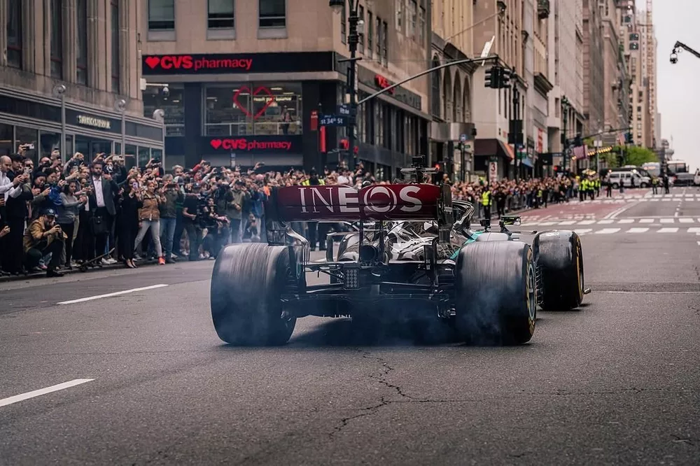 Lewis Hamilton acelera el Mercedes W12 de F1 en la Quinta Avenida de Nueva York