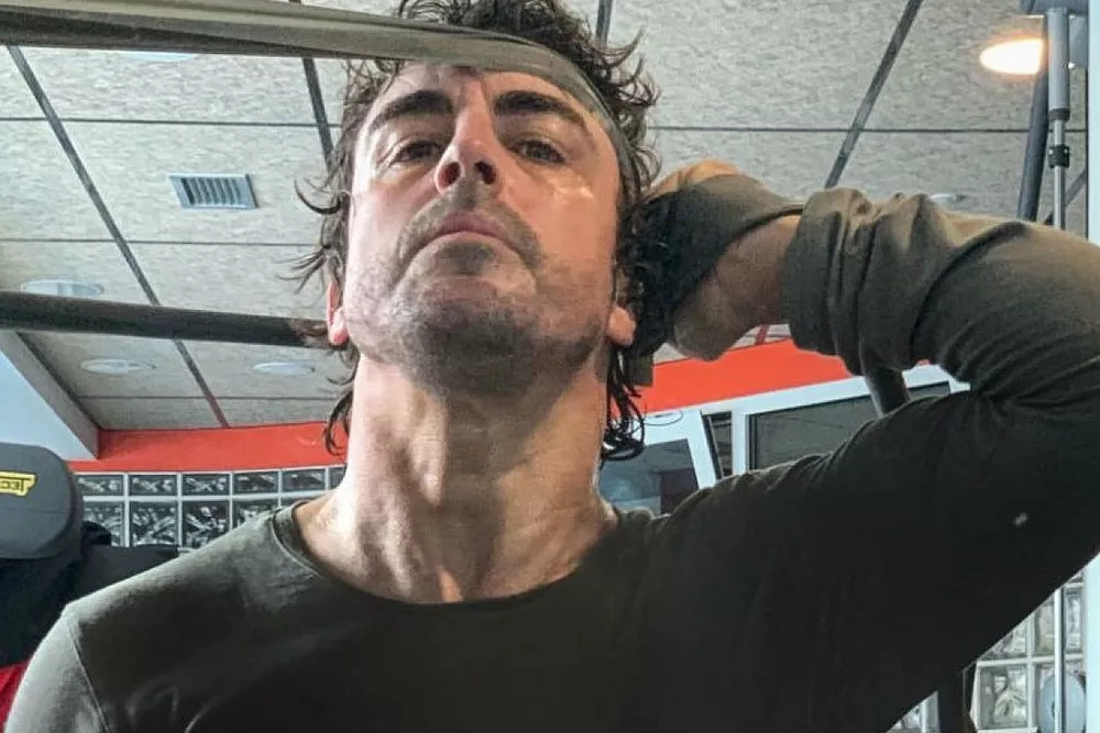 Fernando Alonso entrena con su cuello